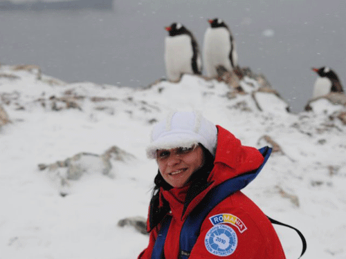 Foto Anca pe mal alaturi de pinguini (c) eMM.ro